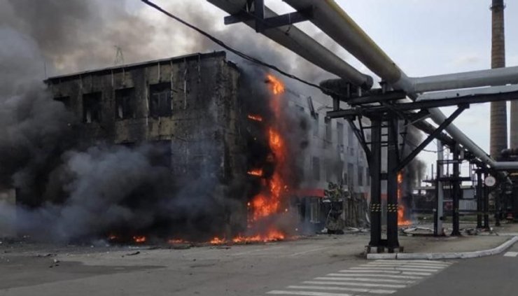 Авдіївка, прифронтове місто, пожежа, горить будинок, війна в Україні