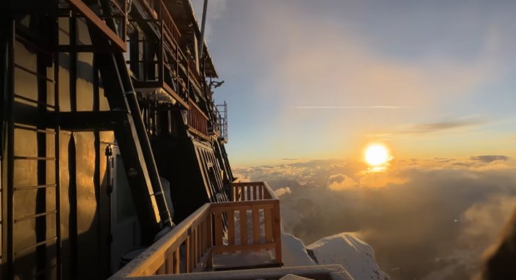 Готель на горі, Margherita Hut, гора Пунта Гніфетті, вершина гори, хатина на вершині гори, підйом на гору, альпіністи