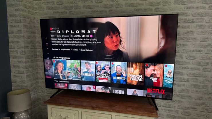 Телевізор TCL P755K у вітальні