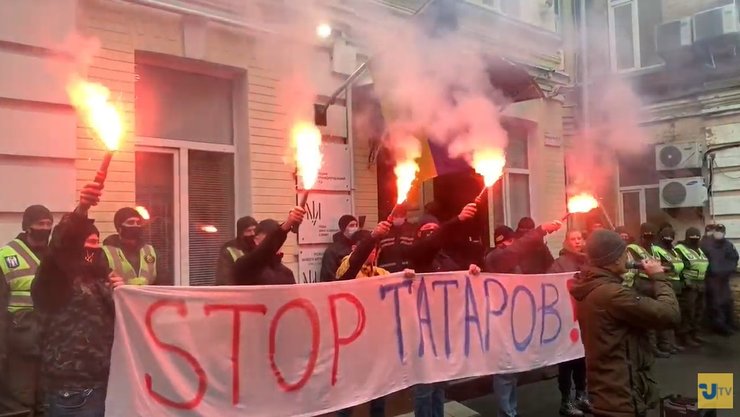 протесты возле здания суда