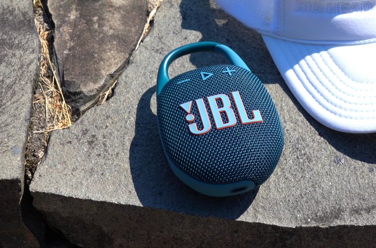 Колонка JBL Clip 5 на вулиці
