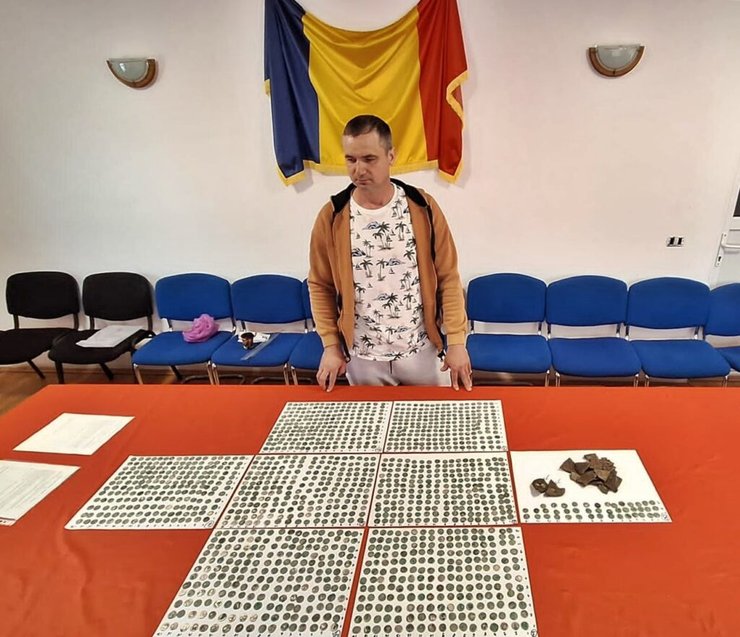 Чоловік знайшов монети, давньоримські монети, 1500 стародавніх монет, знахідка, скарб, скарб, металошукач, великий скарб, срібні динарії