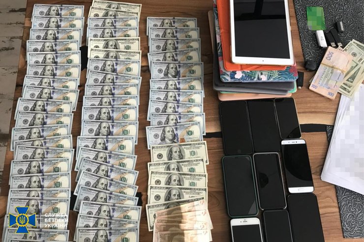 сбу, обыск, деньги, телефоны, фото