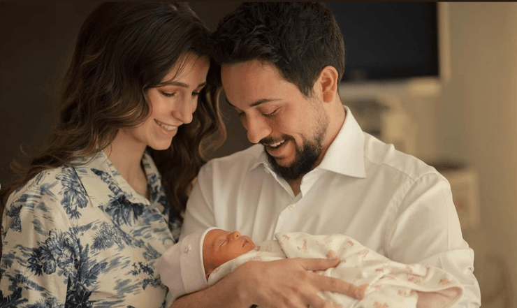 Принцеса Раджва та принц Хусейн з донькою