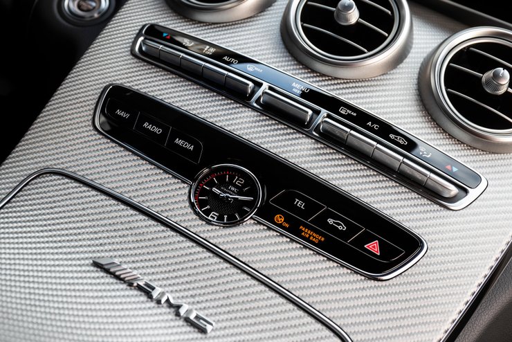 Часы IWC в интерьере Mercedes-AMG C63 2018 года