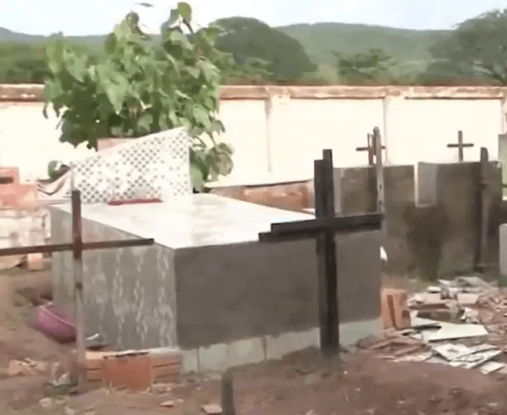 Женщину похоронили заживо, 11 дней после смерти, пыталась выбраться из гроба, слышали крики, стучала по крышке гроба