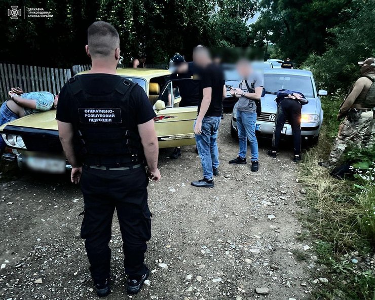 Росіянка, військовозобов'язані чоловіки, перетин кордону