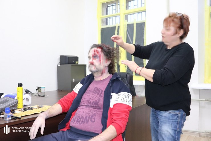 Предпринимателя загримировали для правдоподобности фото