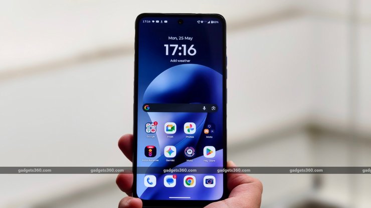 Motorola Moto G37 Power экран смартфон в руке