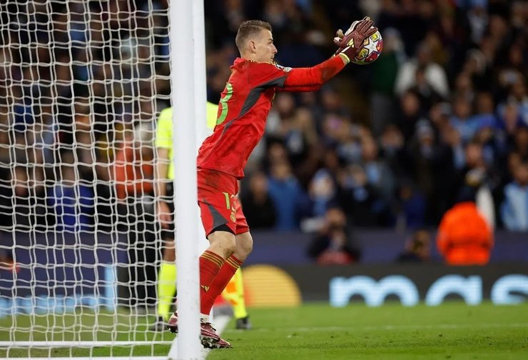 Андрей Лунин, Андрей Лунин отбивает удар Бернардо Силвы