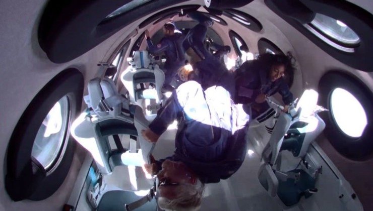 Ричард Бренсон на борту своего ракетоплана