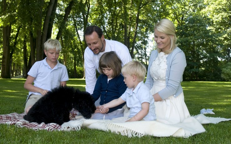 Король Норвегии с собакой фото