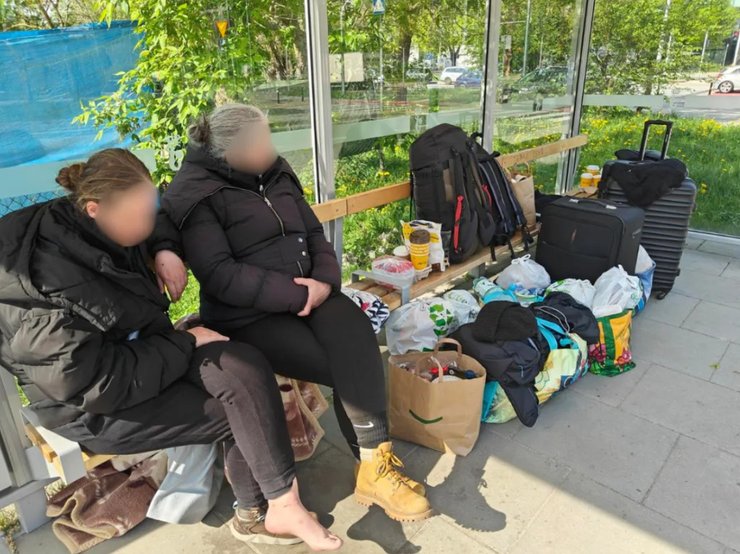 Две украинские беженки живут на неработающей автобусной остановке в Варшаве