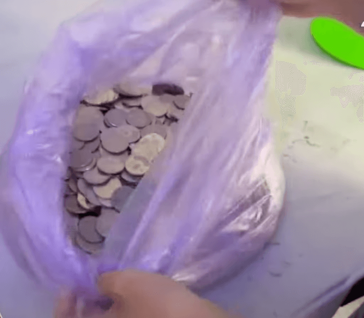 Офіціант, кафе, робота, заробітна плата, розрахунок, зарплата монетами, дрібні гроші, мішок монет, пакет монет, робота в магазині, продавщиця, начальниця