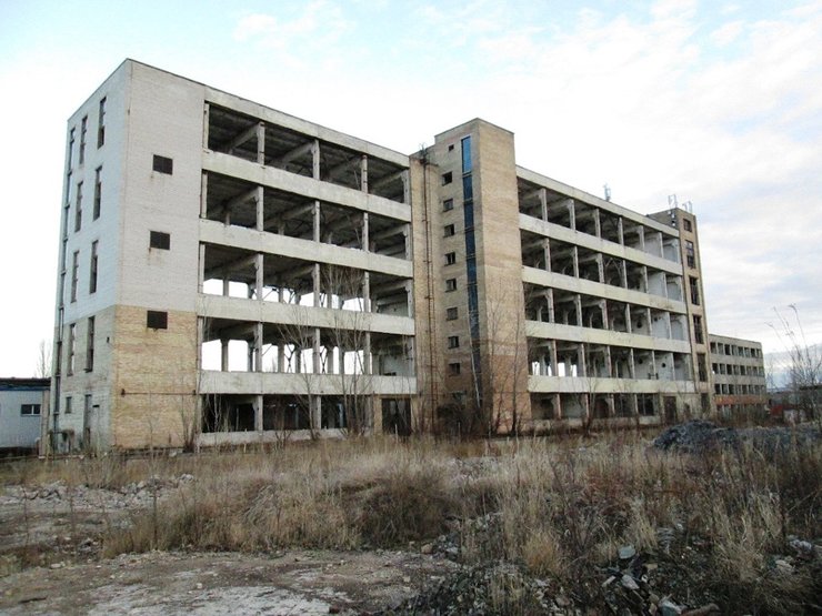 Завод "Радикал" находится рядом с метро "Лесная"