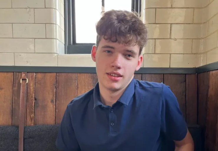 Студент заплатил за замену батареек, починить самому, платит за ремонт, смена батареек, не может что-то сделать сам, вызвал мастера, боится делать самостоятельно