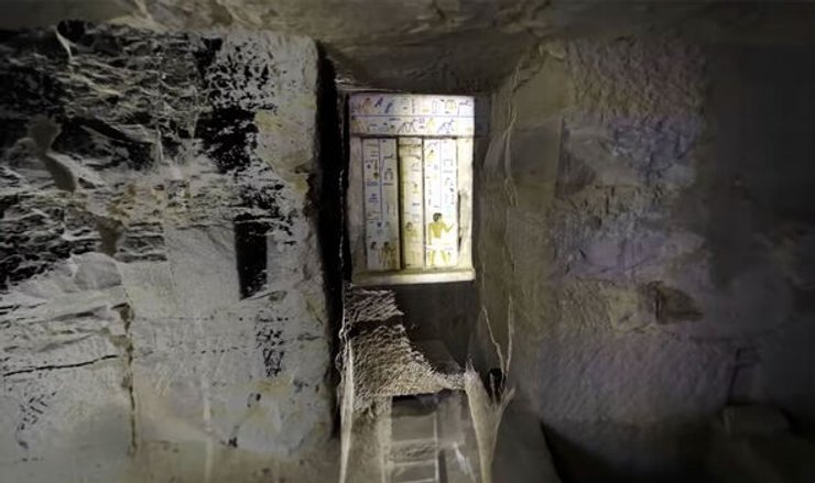 дверные проемы, гробница, надписи, фото