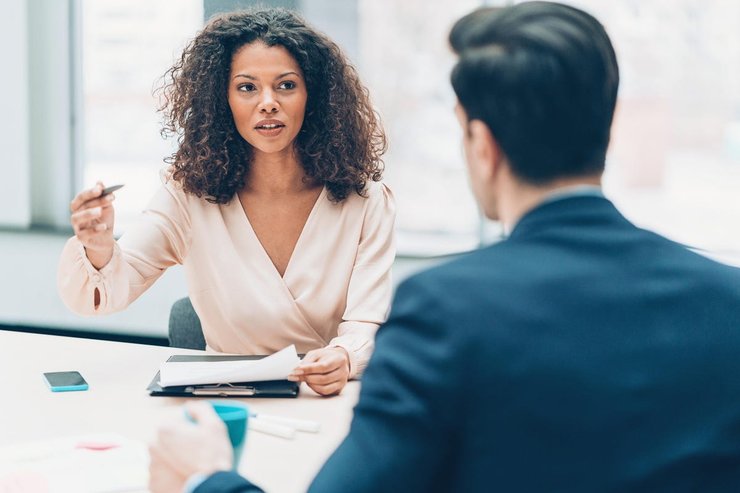 Общение, рзговор, двое людей говорят друг с другом