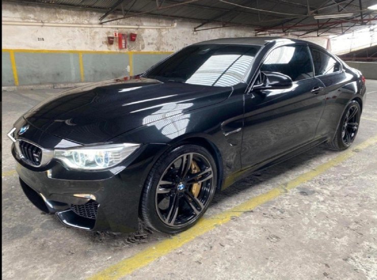 Автомобиль легентарного футболиста так же был выставлен на продажу