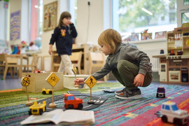 Діти під час ігрового навчання у класі центру раннього розвитку