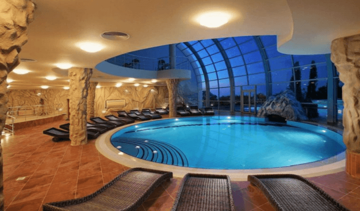 Просторный бассейн и зона отдыха внутри элитного бункера, созданного для длительного автономного проживания