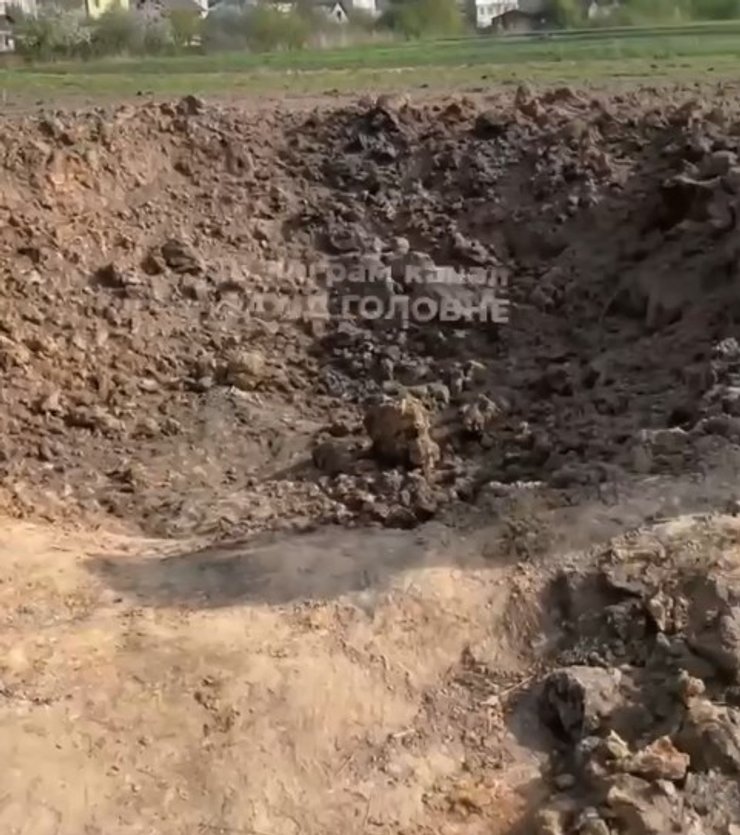 Яма после удара РФ 21 августа по западу Украины