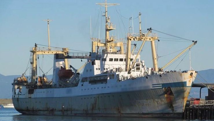 Українське промислове судно в Середземному морі в Іспані