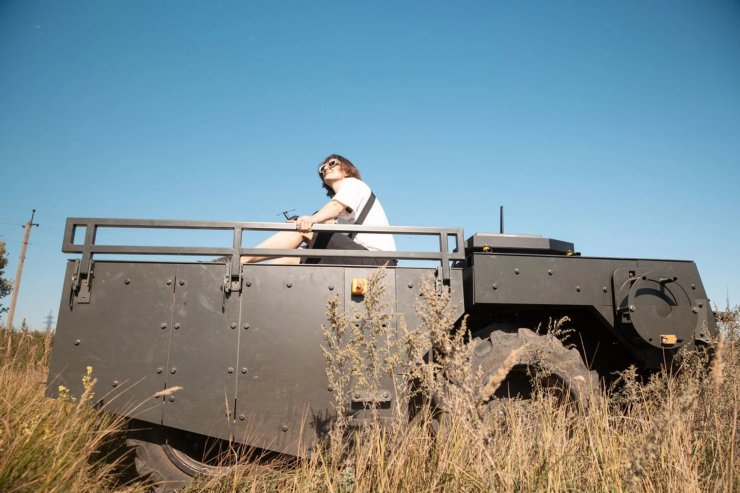 Разработчик Владислав на наземном дроне Bufalo