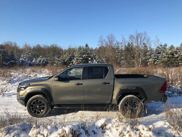 пикап Toyota Hilux, пикап Тойота Хайлакс внешность, пикап Toyota Hilux экстерьер, Toyota Hilux вид сбоку, пикап зимой, пикап на зимней дороге