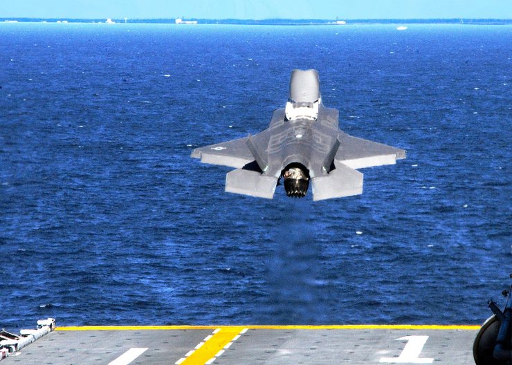 самолет во время взлета с авианосца, самолет F-35B, британские вмс