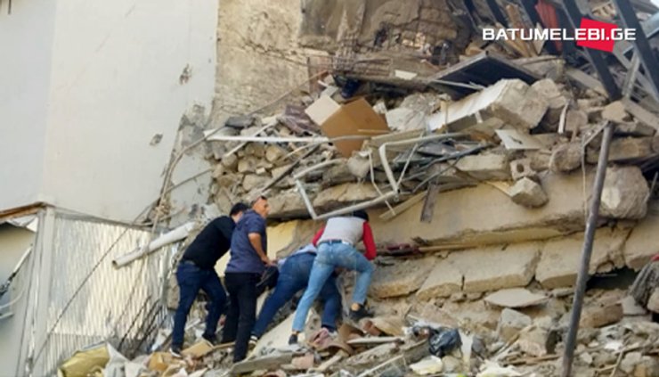 спасатели, развалины дома