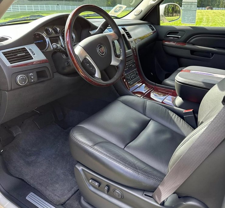 салон Cadillac Escalade, Cadillac Escalade 2011, позашляховик Cadillac, капсула часу