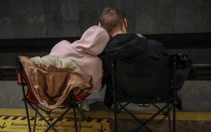 фото людей на стільчиках у метро в Києві 15 червня