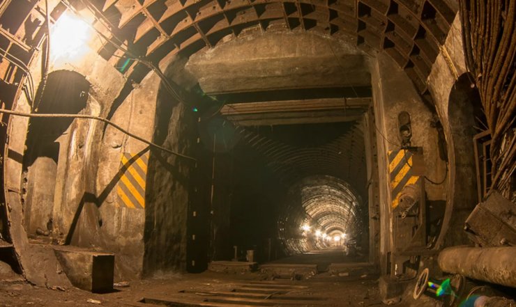 Платформа недостроенной станции киевского метро, недоступная пассажирам