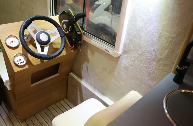 руль катера, Cataravan 6990 Optimum, дом на колесах, автодом амфибия, Cataravan 6990 Optimum