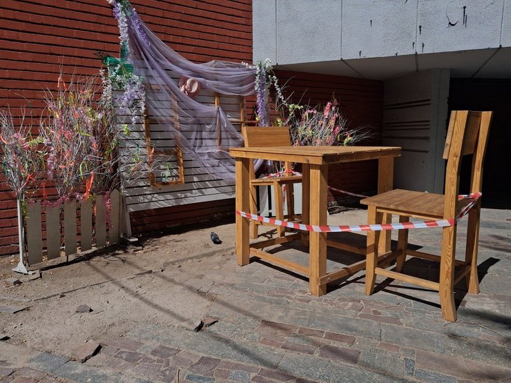 Инсталляция в Днепре упала на 9-летнюю девочку и вызвала черепно-мозговую травму