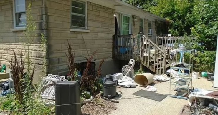 Дом барахольщика, дом ужасов, взрывчатка, химикаты, планируют сжечь дом, шокирующие находки, чрезвычайное положение