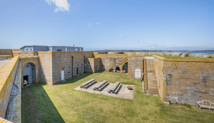 Покинутий форт XIX століття на острові Торн з облаштованим двором і місцем для гостей