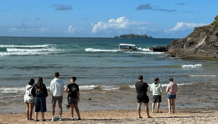 Фургон с мороженным в море, грузовик, машина в воде, автомобиль смыло в море, отлив, прилив, авто в скалах,