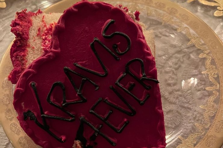 Торт в форме сердца с надписью "KRAVIS 4EVER"