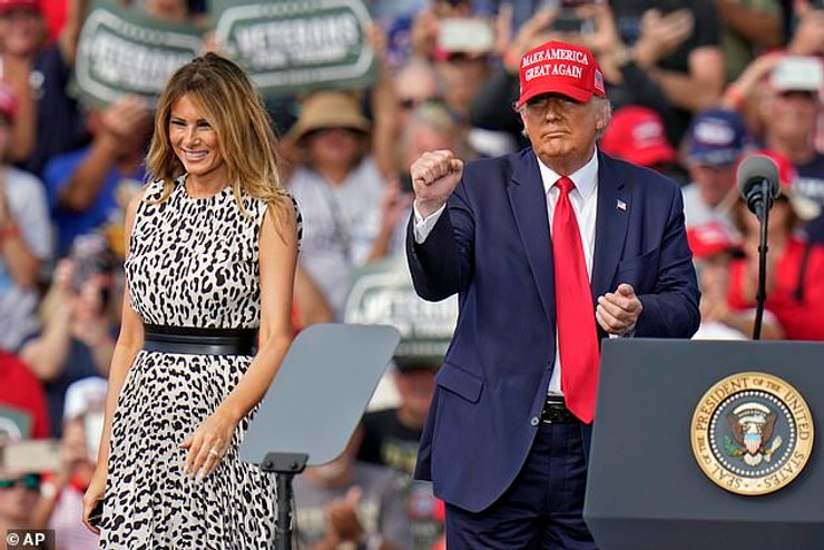 трампы на митинге