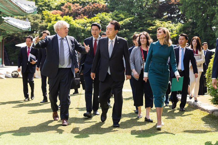 елена зеленская, образ елены зеленской, стиль елены зеленской, наряды елены зеленской, елена зеленская вышиванка, елена зеленская южная корея