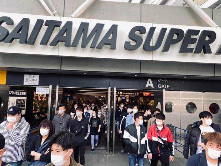 Люди на входе в арену Saitama Super Arena