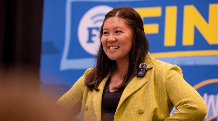 Бернадетт Джой, консультант.