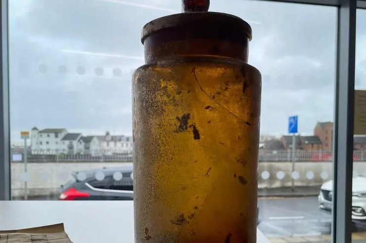 Каспула времени, послание из прошлого, капсула из прошлого, капсула в будущее, послание в будущее, исторические артефакты, артефакты, Шотландия, Академия Кэррика, Мейбол