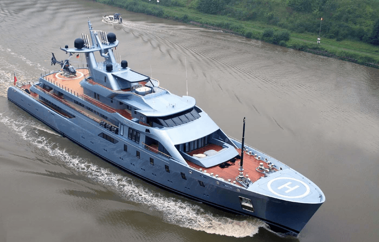 Суперъяхта российского миллиардера Леонида Михельсона с 2 вертолетными площадками и бассейном