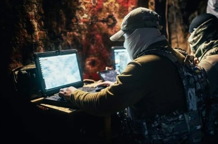 Военнослужащие ВСУ за ноутбуками на позиции