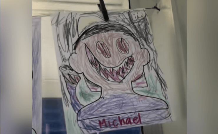 Автопортрет семилетнего Майкла, который удивил маму Детский автопортрет мальчика по имени Майкл с необычным выражением лица, показанный на родительском собрании