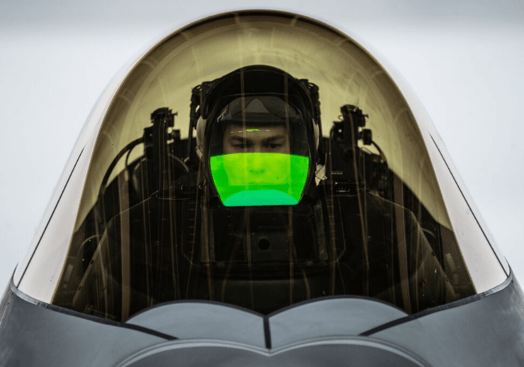 летчик в кабине самолета, летчик, пилот, кабина пилота, искусственный интеллект