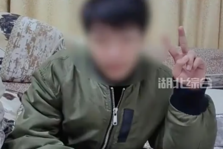 Увеличение груди обманом, в Китае 19-летнему парню увеличили грудь, мошенническая схема, прямые трансляции